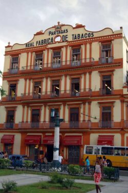 Usines où étaient fabriqués les cigares de la marque Ramón Allones, 4/5 : En 1927, la famille Cifuentes (propriétaire de la marque Partagás) a acheté la marque Ramón Allones. Les cigares sont désormais fabriqués dans la manufacture Partagás de la Calle Industria n° 520.