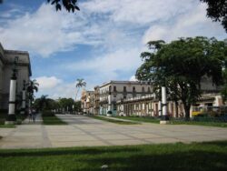Fabriques où étaient fabriqués les cigares de la marque Ramón Allones, 4/5 : La Calle Industria, juste derrière le Capitole de La Havane. Tout au bout de la rue se trouve ce qui est aujourd'hui l'ancienne manufacture Partagás, où les cigares de la marque Ramón Allones ont été fabriqués de 1927 à 2011/12.
