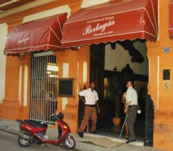 En la casa Partagás, la marca Bolívar tuvo un éxito considerable. En la fábrica de la calle Industria N.º 520 se fabricaron los puros Bolívar hasta 2012.