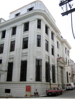 Desde 2012, los cigarros de la marca Bolívar se elaboran en la fábrica Partagás, aún vigente, en la calle San Carlos No. 816.