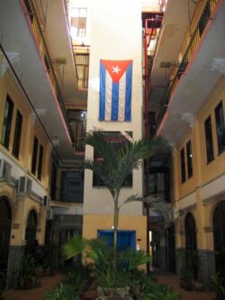 La actual fábrica de Partagás, donde también se elaboran los puros Bolívar, era originalmente un gran almacén de tabaco.