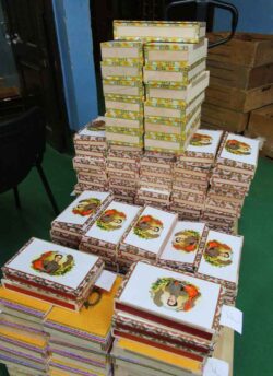 Estas cajas Bolívar en la fábrica de Partagás en Calle San Carlos No. 816, La Habana, esperan ser llenadas con puros.