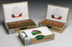 Le couvercle de la boîte porte le logo de la marque Cuaba. À l'intérieur du couvercle se trouve l'explication de l'origine du nom.