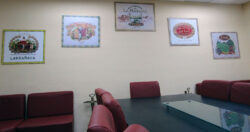 Outre la marque Cuaba, l'usine La Corona fabrique également des cigares des marques Por Larrañaga, Romeo y Julieta, San Cristobal de la Habana et Hoyo de Monterrey, comme on peut le constater ici dans la salle de conférence de l'usine.