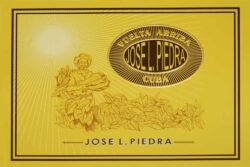 Eine Vista der Marke José L. Piedra mit einem Veguero und Tabakpflanzen.