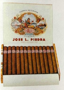 Eine Zigarrenkiste mit dem alten Logo der Marke José L. Piedra. Quelle: Min Ron Nee: “AN ILLUSTRATED ENCYCLOPAEDIA OF POST-REVOLUTION HAVANA CIGARS”, Hong Kong 2003, ISBN: 978-3980930826
