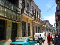 Auf dieser schmalen Straße, der Calle Gervasio No. 38 in Havannas Stadtteil Centro Habana befand sich die wahrscheinlich erste Fabrik der Marke Punch. Damals produzierte man Zigarren meist in sehr kleinen Manufakturen.