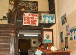 Der Eisenpalast, so genannt, weil es sich um die erste Stahlkonstruktion auf Kuba handelte, beherbergte von 1904 bis 2003 die Corona-Manufaktur, in der nach der Revolution 1959 auch die Zigarren der Marke Punch hergestellt wurden.