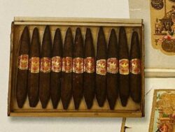 On peut très bien voir les différentes longueurs des cigares dans une boîte à l'époque grâce à cette boîte Partagás, qui date de son remplissage original en 1902. (Source : Amir Saarony et collaborateurs : “Partagás – Le Livre”, ISBN : 978 0 9879290 1 3)