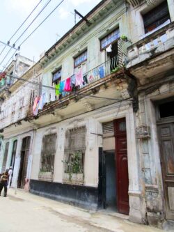 From 1885, Sociedad Cabañas y Castro manufactured the first cigars of the La Gloria Cubana brand in a house at Calle Corrales No. 53 in Havana.