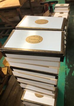 Die Kisten der Marke Sancho Panza sind sehr schlicht gehalten, das Logo mit dem Markennamen steht auf weißem Untergrund ganz für sich selbst.