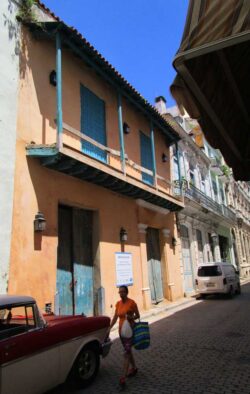 Manufakturen der Marke Juan López 3/ 4: Von etwa 1920 bis wahrscheinlich in die 1970er Jahre fertigte man die Zigarren der Marke Juan López auf der Calle San Ignacio No. 314, einem Haus in der Havannas Altstadt. An sich beste Lage, logistisch als Zigarrenmanufaktur jedoch bei größeren Produktionsmengen nicht perfekt gelegen.